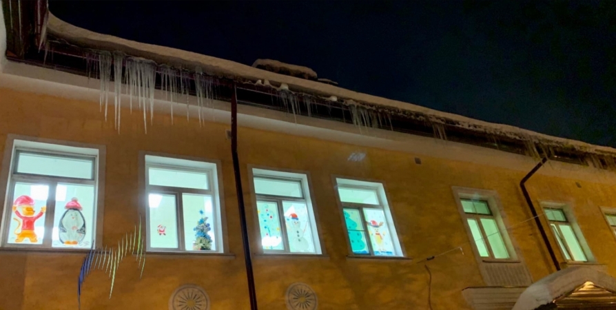 В Мурманске проверят сообщение о наледи и снеге на крыше детсада