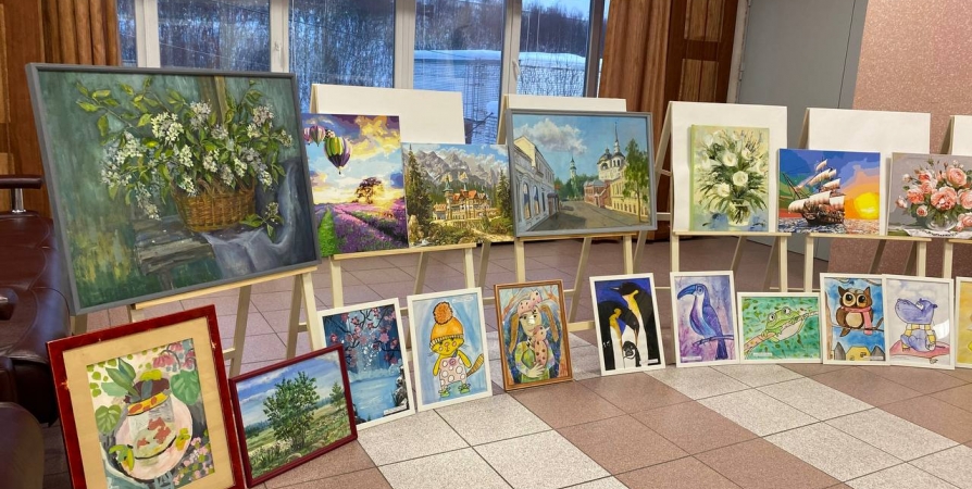 В Мурманске волонтеры передали одиноким пенсионерам 35 картин