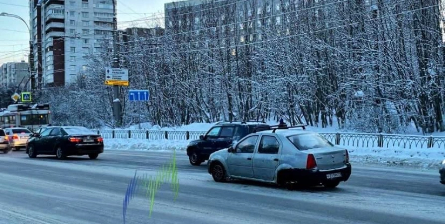 В Мурманске на Ленина у иномарки отвалилось колесо