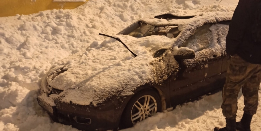 В Кировске сошедший с крыши снег повредил авто