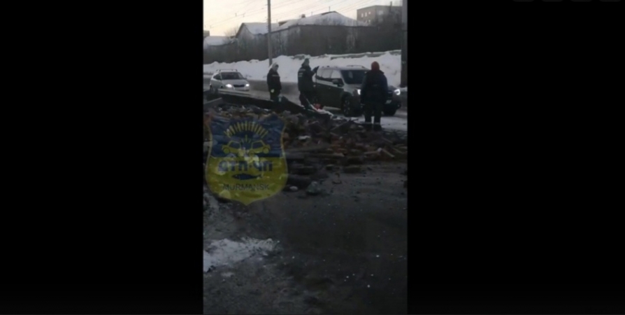 В Мурманске на дорогу обрушилась стена аварийного дома