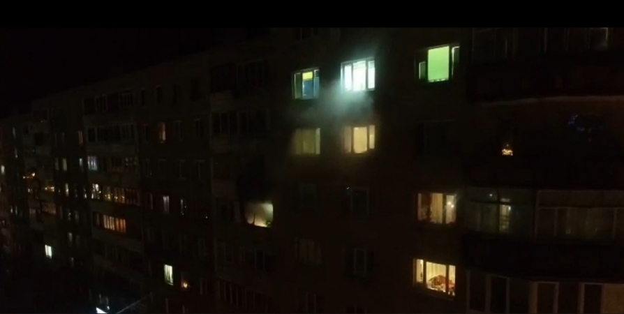 Из-за пожара в квартире на Беринга эвакуировали 11 мурманчан