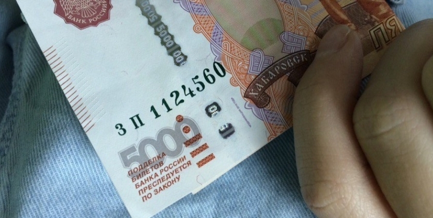 В банке Мурманска обнаружили фальшивую банкноту в 5000 рублей