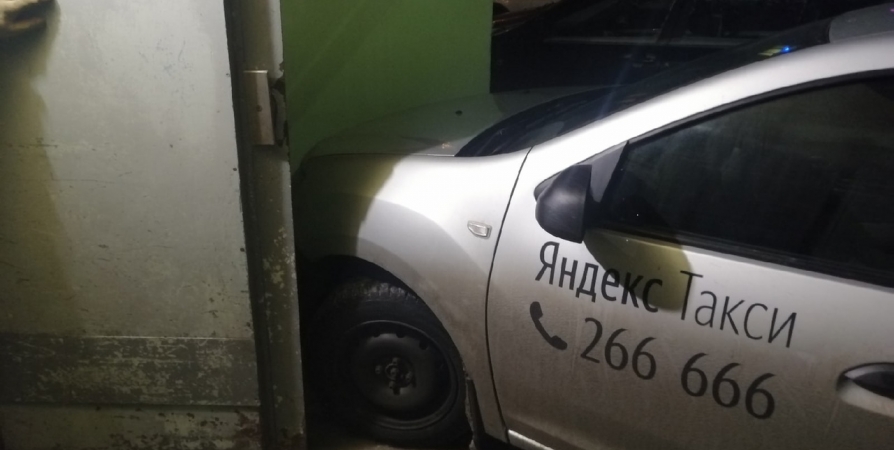 Мурманчан возмутило припаркованное на крыльце дома такси