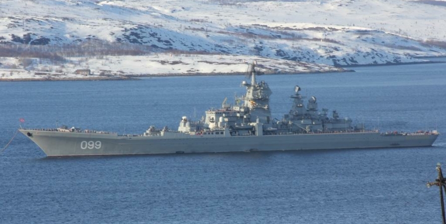 Крейсер «Пётр Великий» отработал оборону главной базы Северного флота