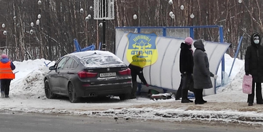 В Мурманске на Копытова BMW врезался в остановку