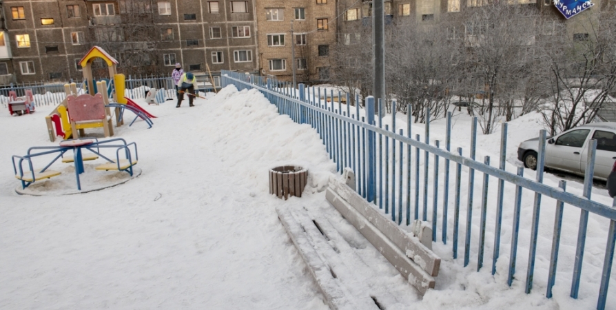 После жалоб в Мурманске проверили уборку детских площадок