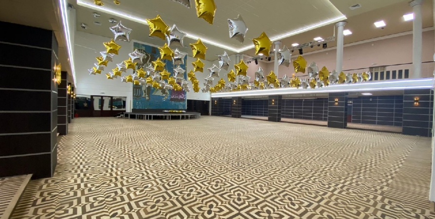 В танцевальном зале ДК в Апатитах вновь мозаичное панно