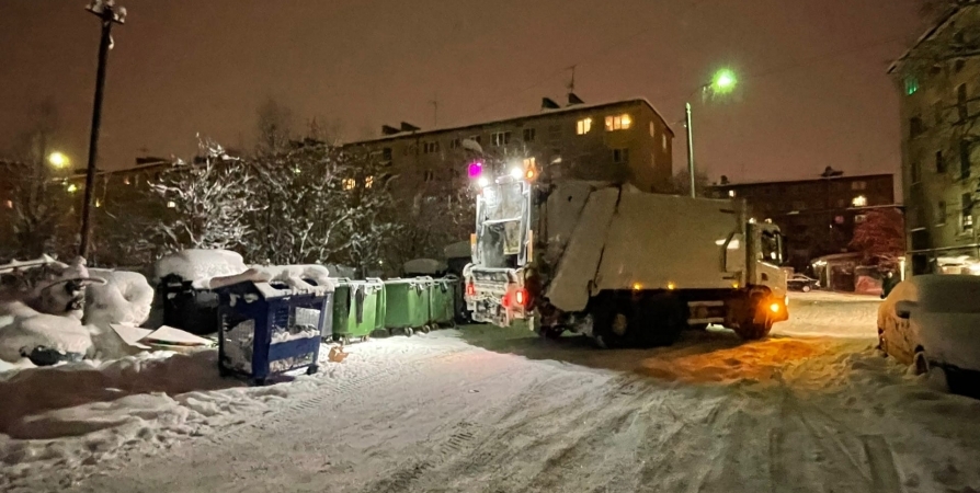 Водителям напомнили о штрафах за парковку у мусорных контейнеров в Мурманске