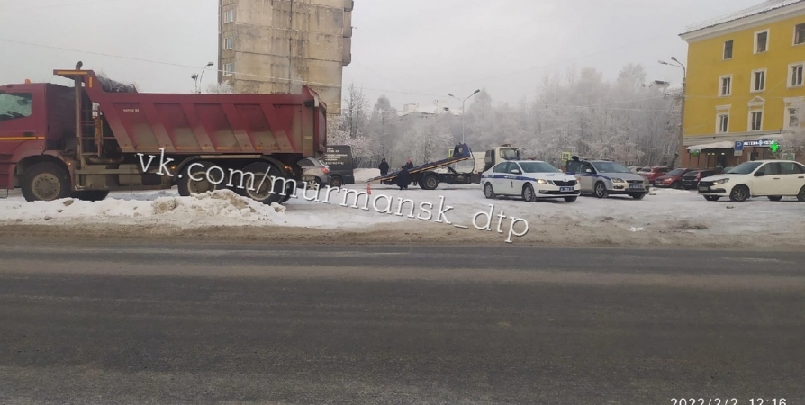 Мурманчане сообщили об эвакуации припаркованных авто на Нахимова