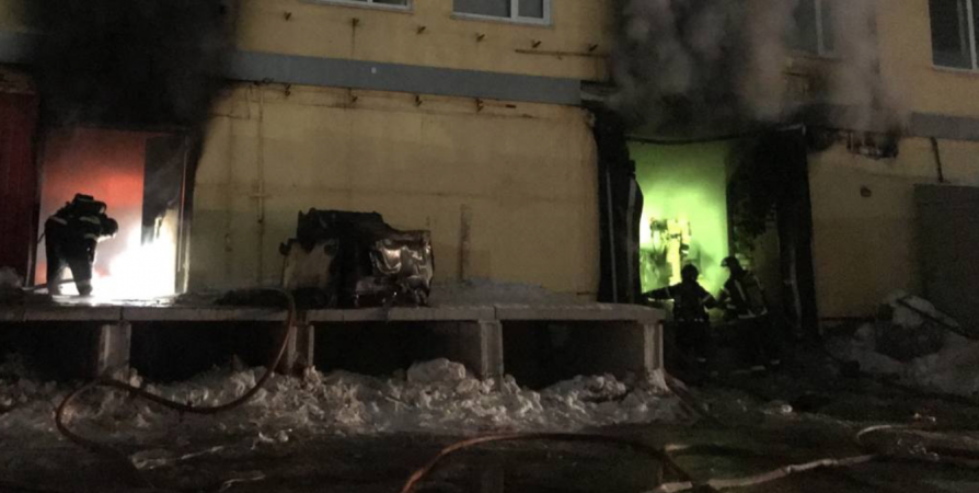 Пожар на мурманском складе обошелся без пострадавших