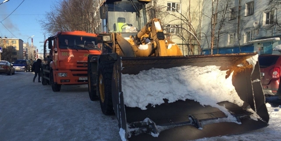 12 тысяч «кубов» снега вывезли с улиц Мурманска за сутки