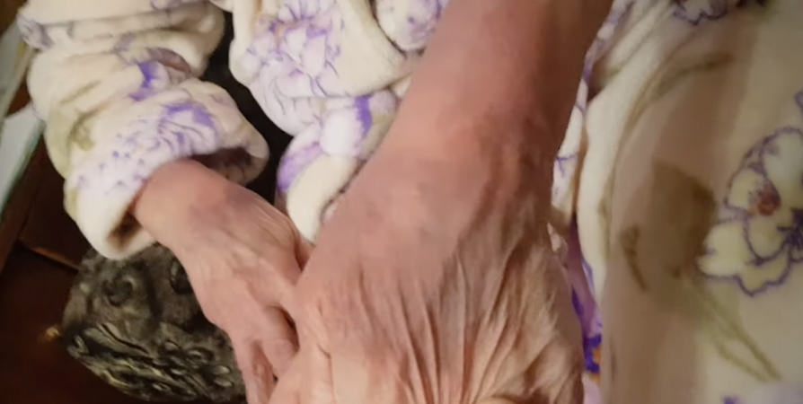 «За что старуху привязал»: Пенсионерка пожаловалась на санитара Апатитско-Кировской больницы