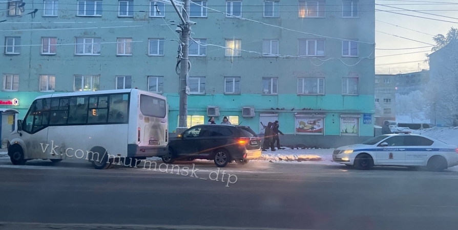 В Мурманске на Гагарина маршрутка попала в ДТП