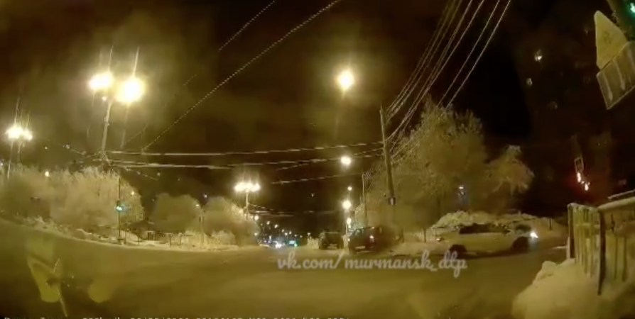 Водитель проехал на красный свет и устроил ДТП на перекрестке в Мурманске