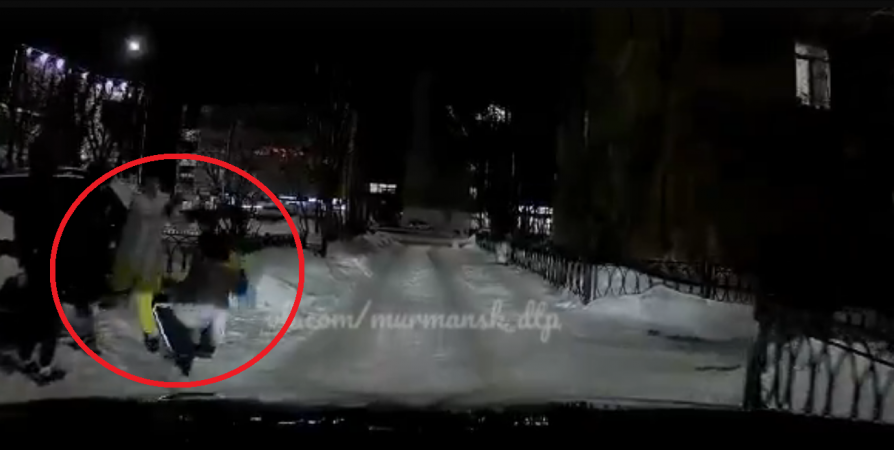 В Мурманске мальчика толкнули на дорогу перед проезжающим авто