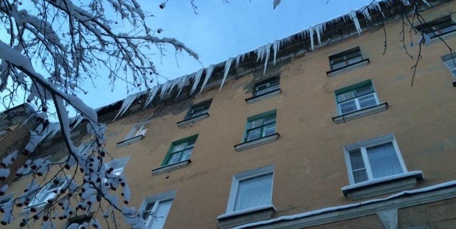Кровлю дома в Кировске очистили от наледи после проверки