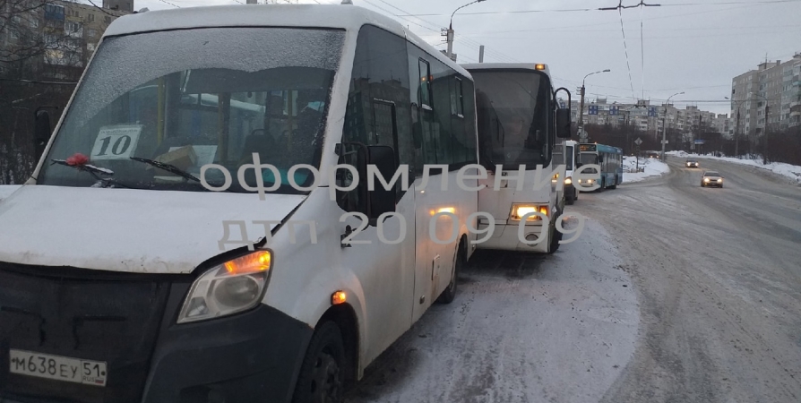 В Мурманске на Копытова столкнулись автобус и маршрутка