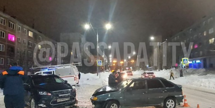 В Апатитах водитель Lada сбил пешехода и влетел в иномарку