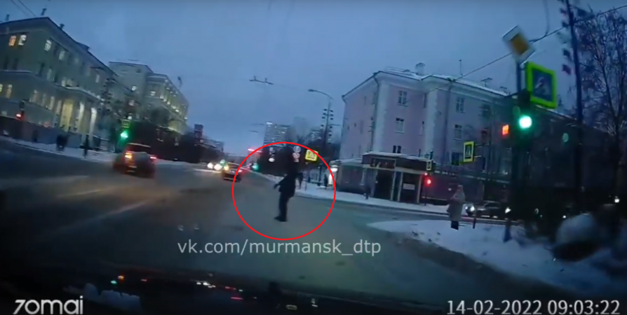 На перекрестке в центре Мурманска чуть не сбили женщину
