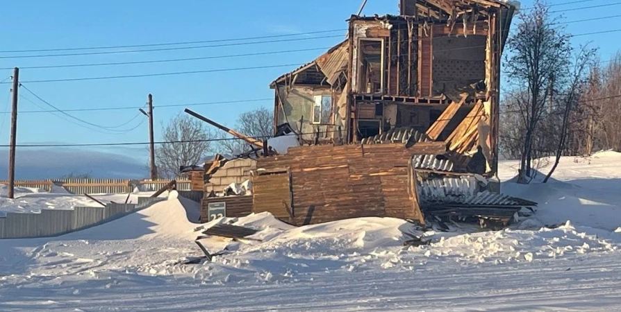 В Мурманске на Заречной развалилась нежилая «деревяшка»