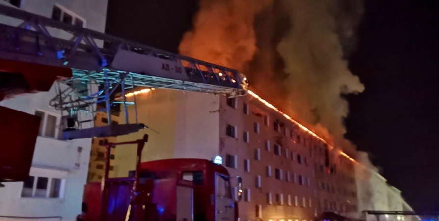 16 жителей Заполярного эвакуировали из горящей пятиэтажки