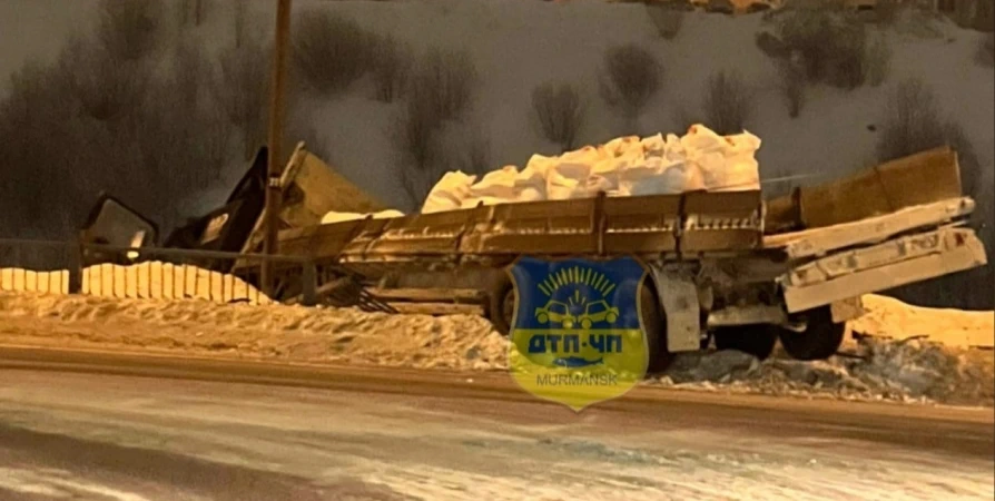 У Кольского моста грузовик едва не слетел с дороги на гаражи