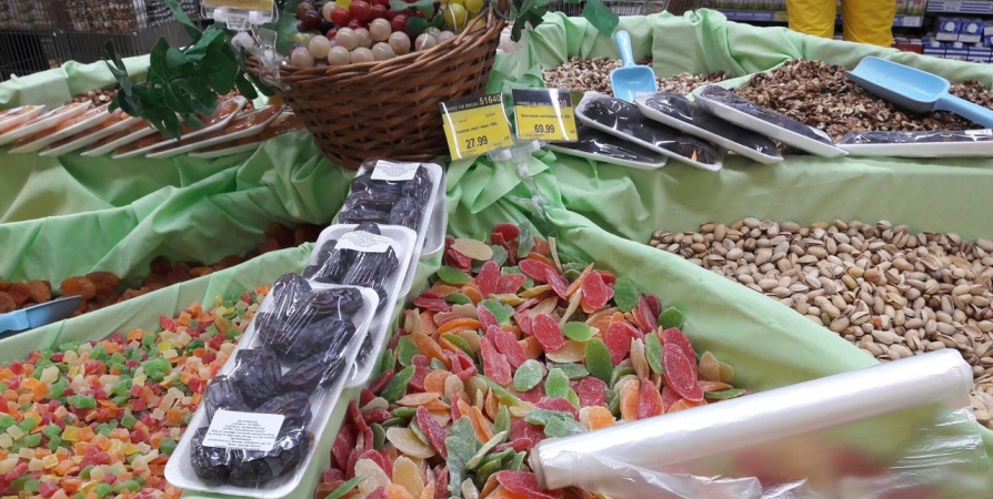 В мурманском гипермаркете женщину поймали на краже сладостей и орехов