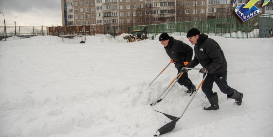 Со спортплощадок Мурманска за февраль вывезли 4000 кубометров снега