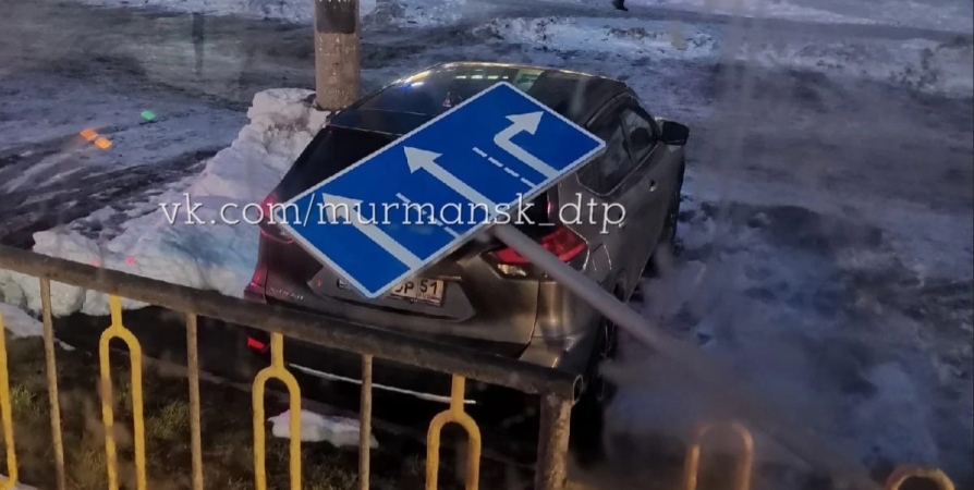 Ураганный ветер в Мурманске сносит на авто знаки и фасады