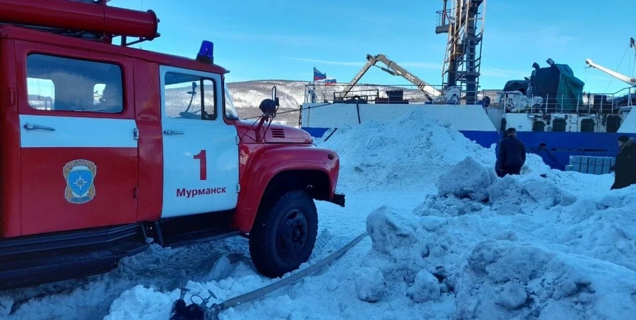 На рыболовном судне у мурманского причала случился пожар