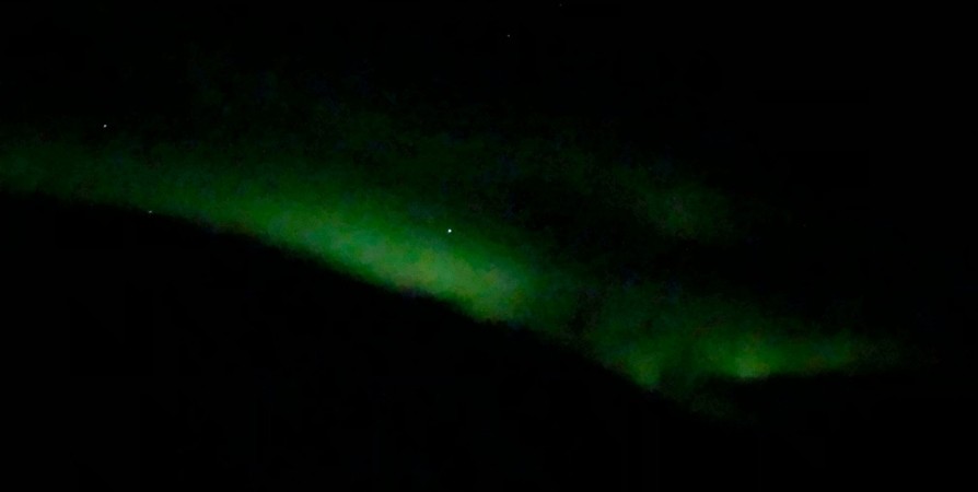 Северное сияние в мурманске. Тур северное сияние в мурманске 2024. Териберка мурманская северное сияние. Ладожское озеро северное сияние. Мурманск сияние.