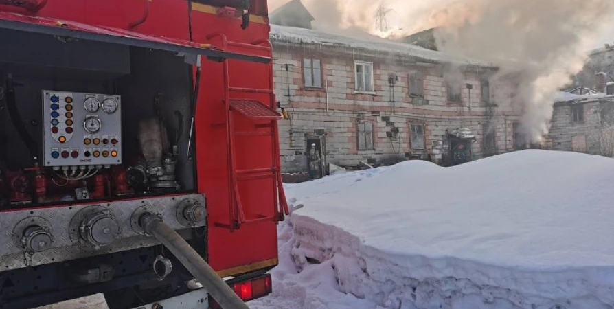 В Мурманске потушили «деревяшку» на Калинина