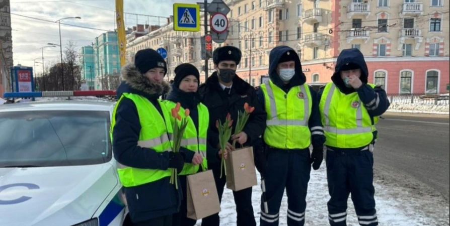 Школьники вручили мурманчанкам тюльпаны и напомнили ПДД