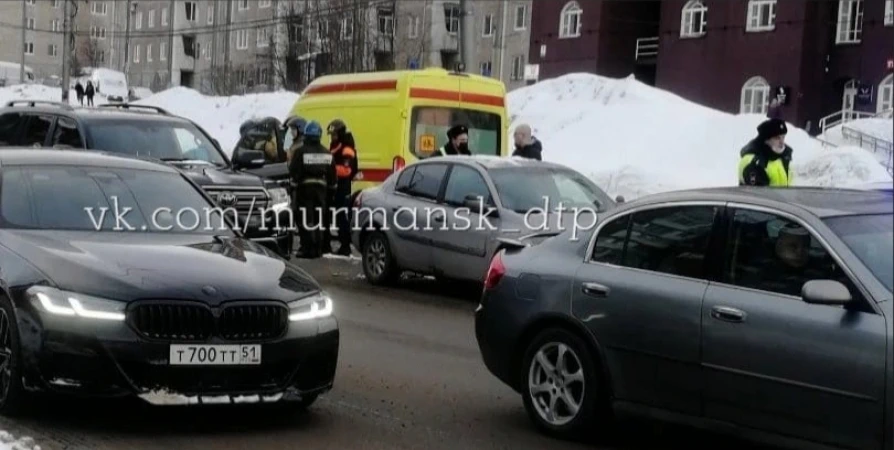 В Мурманске водители встали в пробке из-за массового ДТП около «Молодежки»