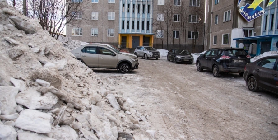 Мурманчане пожаловались на снежные кучи во дворе на Баумана