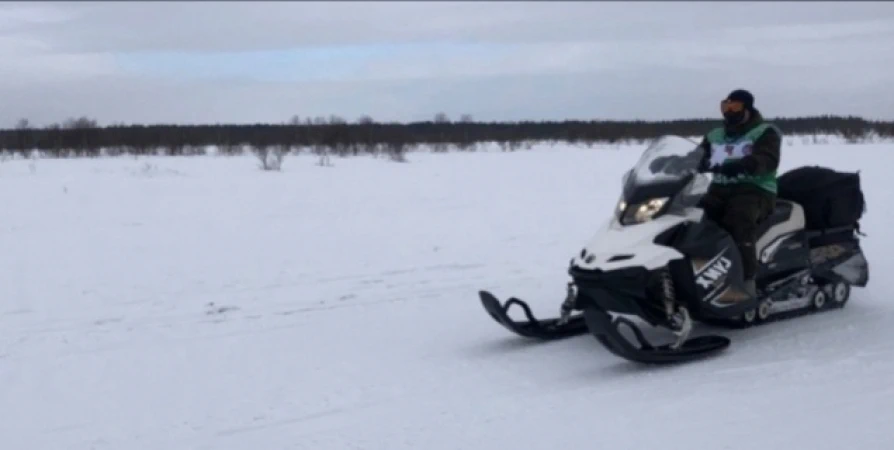 В Териберке ищут упавшего с катера человека