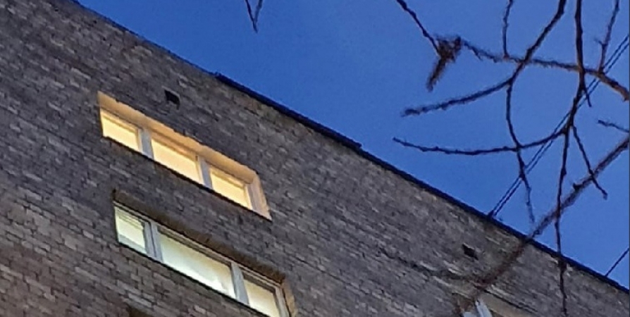 На Буркова в Мурманске с крыши свисал кусок железа