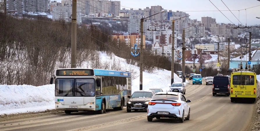 8 непристегнутых водителей автобусов поймали в Заполярье