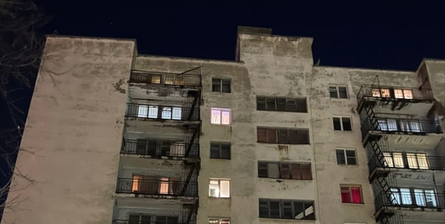 24-летний мурманчанин выпал из окна девятиэтажки и выжил