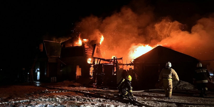 В Североморске потушили пожар в гаражном кооперативе