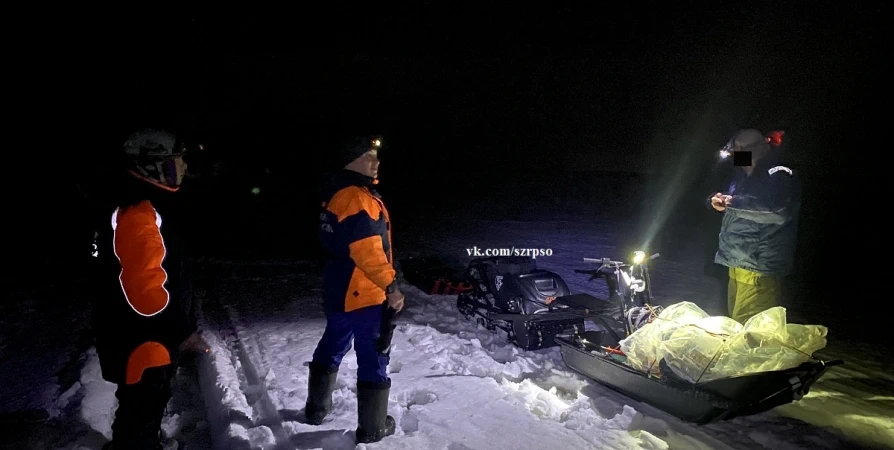 Рыбак застрял в снегу на мотобуксировщике у озера Имандра