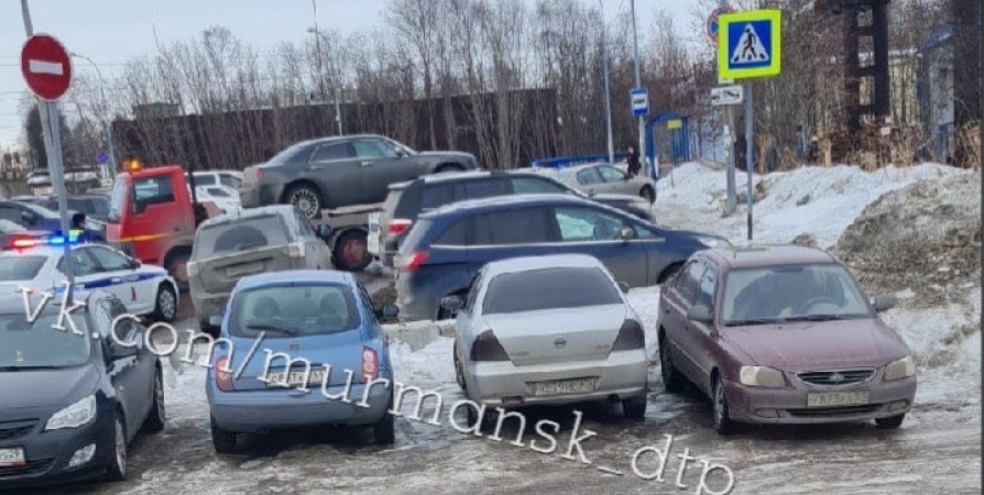 В Мурманске у «35 СРЗ» эвакуируют авто