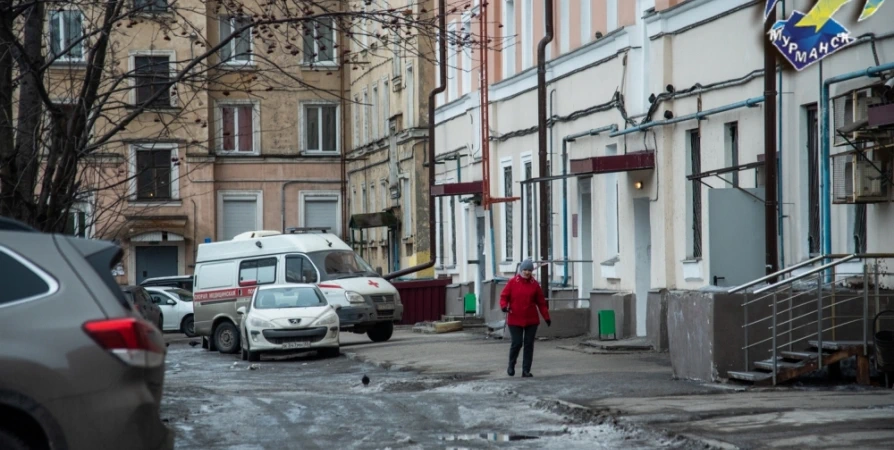 В Мурманске проверили уборку снега во дворе на Челюскинцев