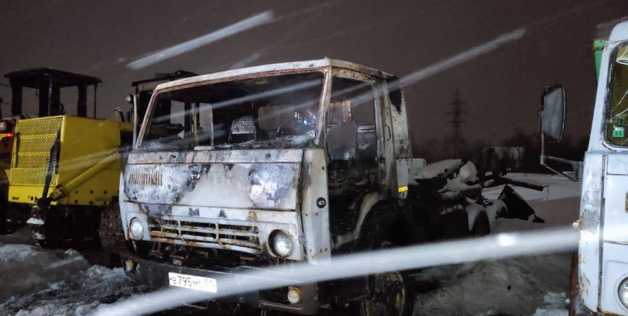 Шесть пожарных потушили грузовую технику на Торговой в Мурмашах