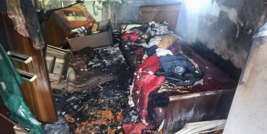 В Мончегорске из горящей квартиры на Бредова спасли трех человек