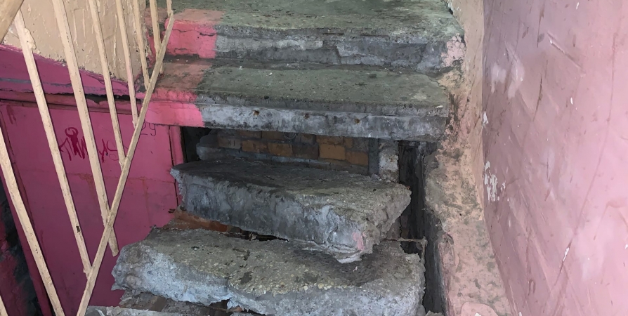 Мурманчанин рассказал о развалившейся лестнице в подъезде дома на Буркова