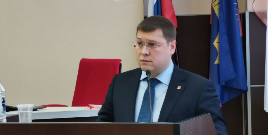 На Совете депутатов Мурманска с докладом выступает Юрий Сердечкин