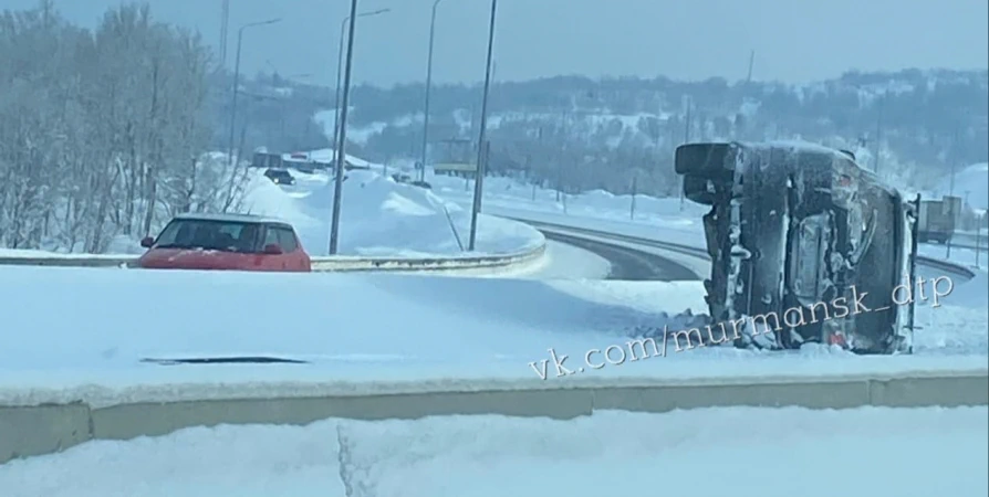 На мурманской Ленинградке перевернулась иномарка