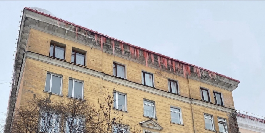 С крыши дома на Рыбном в Мурманске свисают «кровавые» сосульки